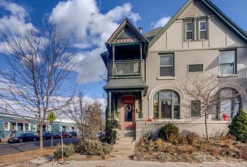 Gorgeous Victorian Home 3 beds balcony and loft